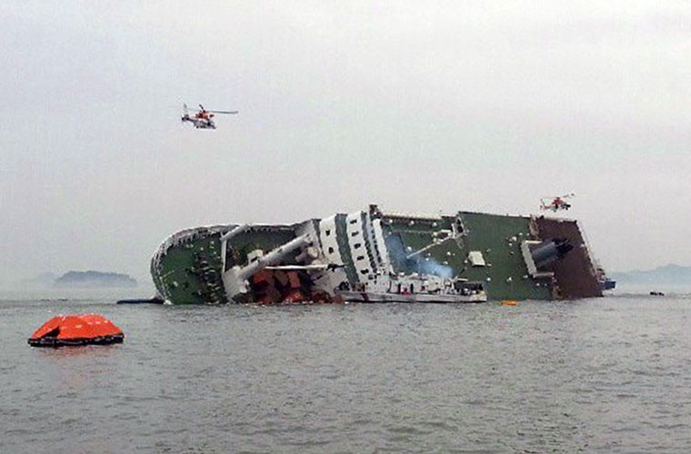 Theo truyền thông Hàn Quốc, lúc 8h58 phút sáng nay 16/4 (theo giờ địa phương), chiếc tàu chở khách Sewol xuất phát từ cảng Incheon đang trên đường đến đảo Jeju đã phát tín hiệu cầu cứu tại vùng biển ngoài khơi phía Tây Nam Hàn Quốc, cách bờ biển 20 km.